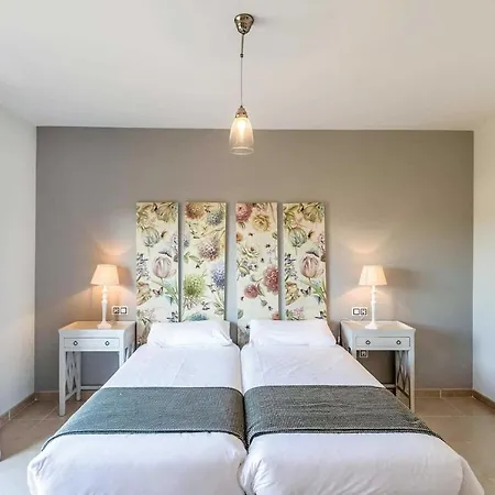 Villa Sleeps 6 Pool Air Con Wifi *